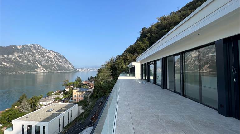 Rif.2433B_ Bissone, nuovo 4.5 attico di alto stand