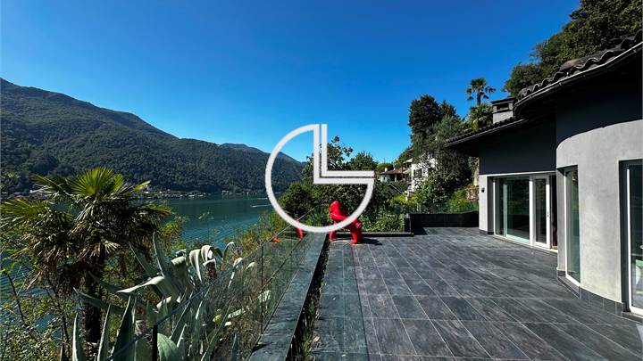 Villa panoramica con piscina interna nel cuore di Vico Morcote